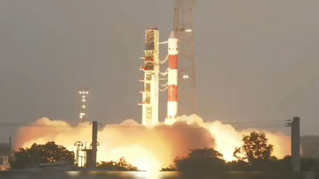 ISRO का 101वां मिशन असफल: PSLV-C61 तीसरे चरण में फेल, EOS-09 सैटेलाइट तय कक्षा में नहीं पहुंचा a rocket launching with smoke and flames