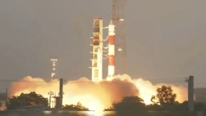 ISRO का 101वां मिशन असफल: PSLV-C61 तीसरे चरण में फेल, EOS-09 सैटेलाइट तय कक्षा में नहीं पहुंचा a rocket launching with smoke and flames