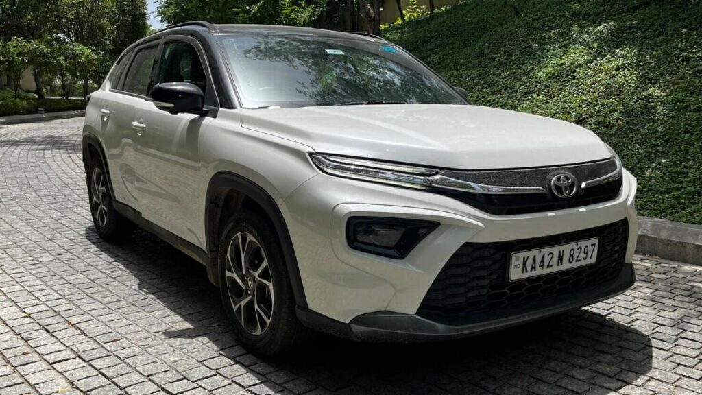 गाड़ी नहीं, ‘तोप’ है Toyota की ये SUV! रिकॉर्ड तोड़ प्रदर्शन ने सबका ध्यान खींचा