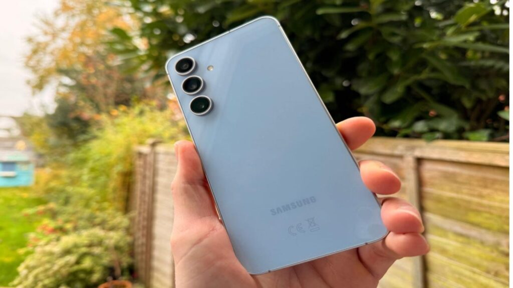 DSLR जैसे कैमरे और मक्खन जैसी स्पीड के साथ लॉन्च हुआ Samsung का दमदार 5G फोन, 4500mAh बैटरी देगा 2 दिन का बैकअप!