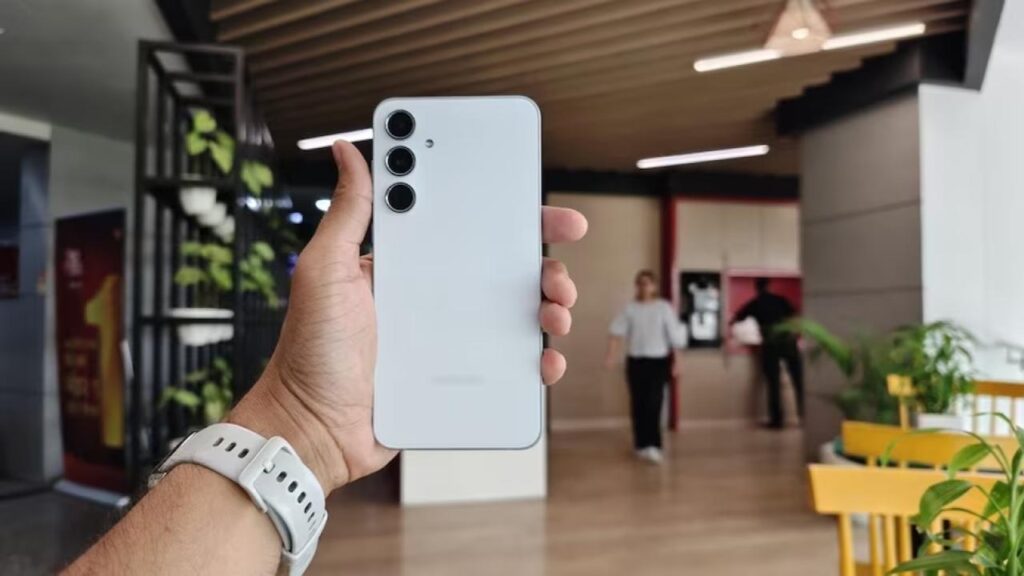Samsung Galaxy A55 5G पर बंपर डिस्काउंट, 50MP + 12MP + 5MP का ट्रिपल रियर कैमरा, 12GB RAM + 256GB का जबरदस्त कॉम्बो