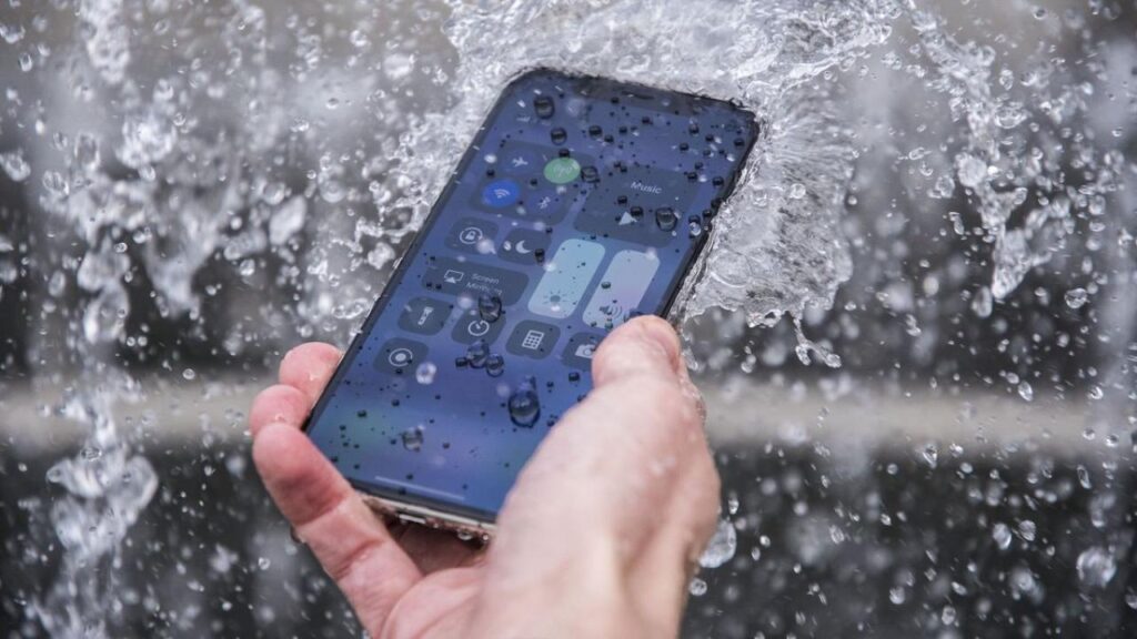 20 तक के बजट में बेस्ट वाटरप्रूफ फोन Motorola, Realme और Redmi के स्मार्टफोन पानी में भी नहीं होंगे खराब