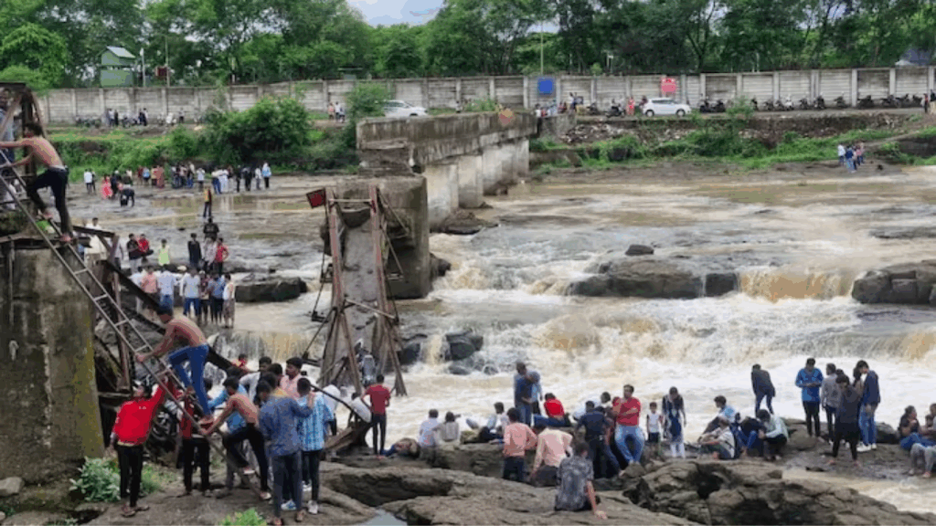 पुणे में भारी बारिश के बीच पुराना पुल ढहा, 6 की मौत, कई अब भी लापता Pune Bridge Collapse