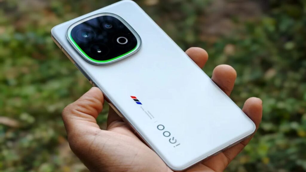 iQOO 13 का नया वेरिएंट लॉन्च: मिलेगा 50MP कैमरा और 6000mAh बैटरी, जानें कीमत और फीचर्स