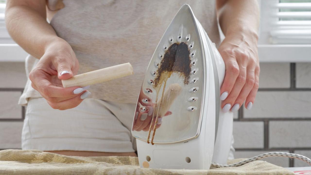 आयरन प्रेस की काली परत हटाएं! बस ये 4 चीज़ें और चमक उठेगा आयरन