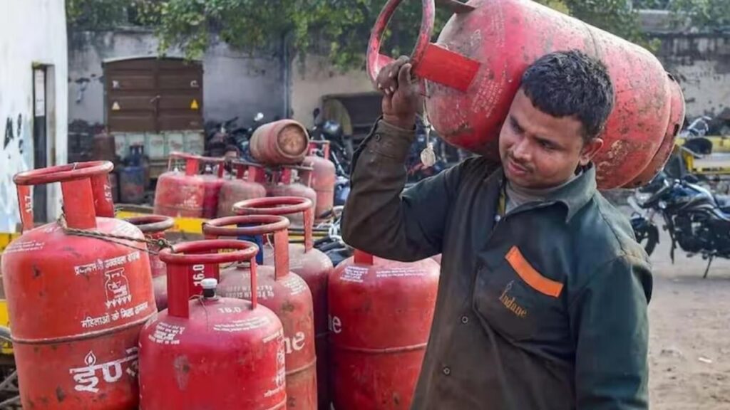 LPG Cylinder Price: त्योहारों से पहले महंगा होगा सिलेंडर? कल होगा बड़ा फैसला