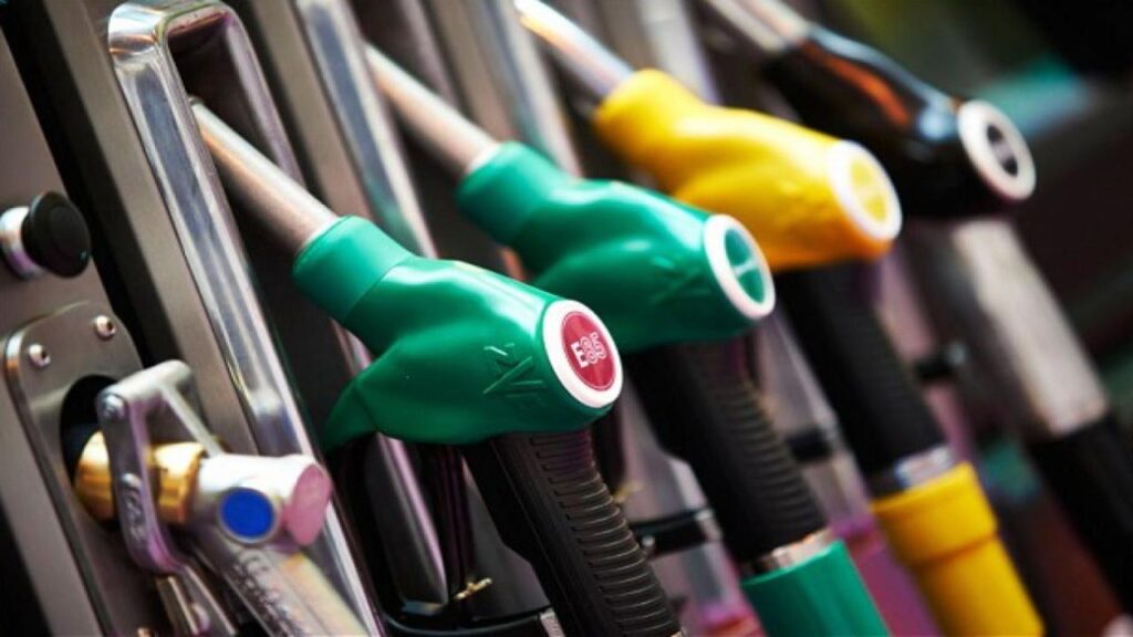 Petrol-Diesel Price: कंपनियां कमा रहीं 11 रुपये प्रति लीटर मुनाफा, लेकिन ग्राहकों को नहीं राहत