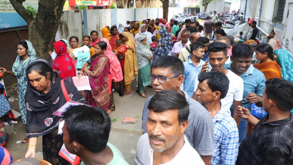 SIR Controversy: बिहार के बाद बंगाल में भी SIR की तैयारी, जन्म प्रमाण पत्र बनवाने के लिए उमड़ रही भीड़