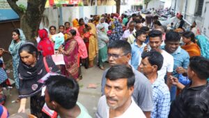 SIR Controversy: बिहार के बाद बंगाल में भी SIR की तैयारी, जन्म प्रमाण पत्र बनवाने के लिए उमड़ रही भीड़