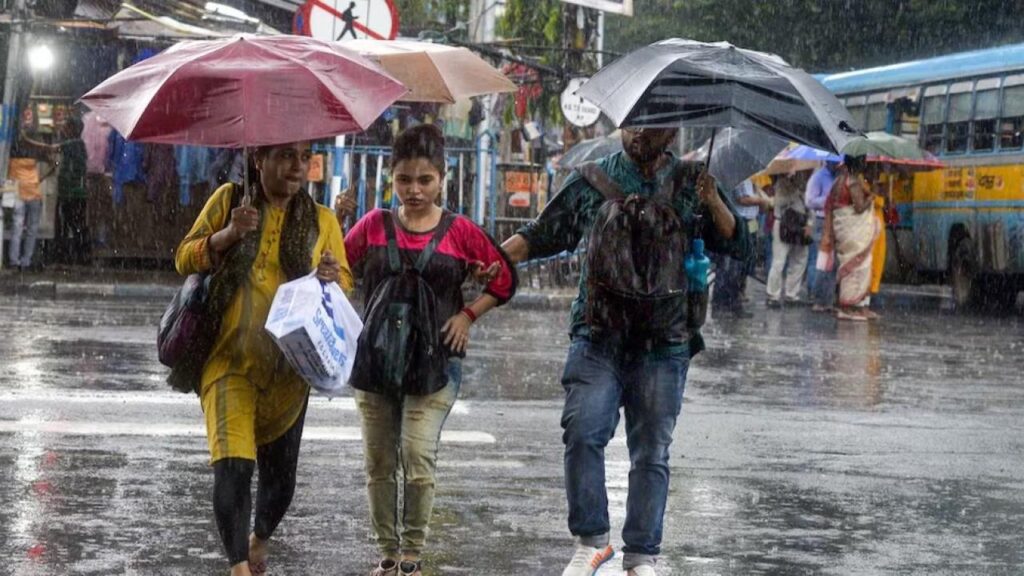 Weather Alert: दिल्ली में 5 दिन तक बारिश, यूपी के 40 जिलों में अलर्ट, बिहार से बंगाल तक झमाझम की भविष्यवाणी