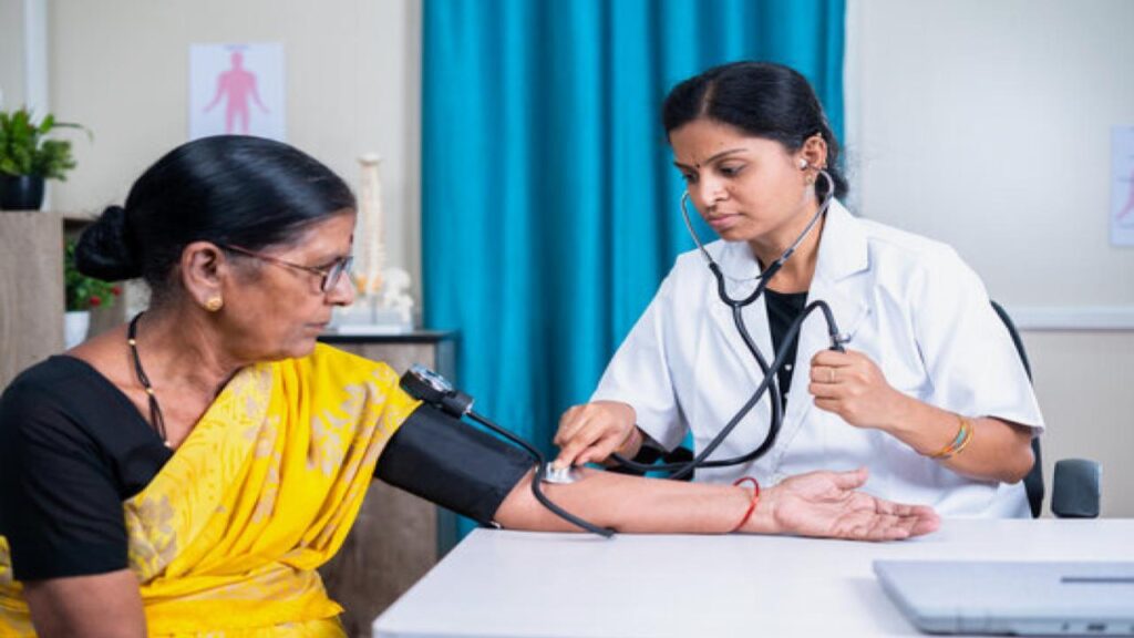 घर में बुजुर्ग हैं? ये हेल्थ पॉलिसी जरूर जानें, वक्त पड़ने पर बेहद काम आएगी!