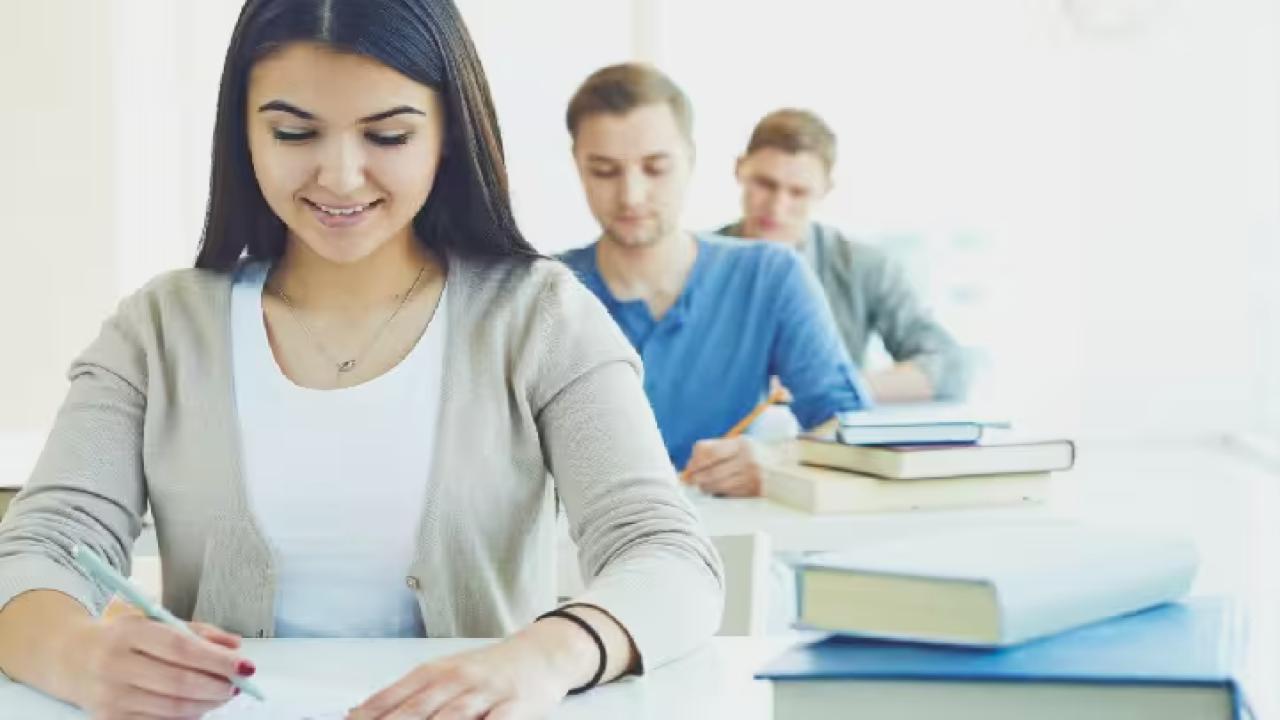Open Book Exam: जहां किताबें साथ ले जाना है अलाउड! जानें क्यों है ये छात्रों के लिए फायदेमंद