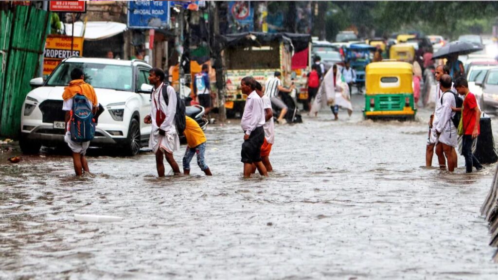 Aaj Ka Mausam: कई राज्यों में रेड अलर्ट जारी, मौसम ने किया बेहाल उत्तर भारत से दक्षिण तक बाढ़ का कहर