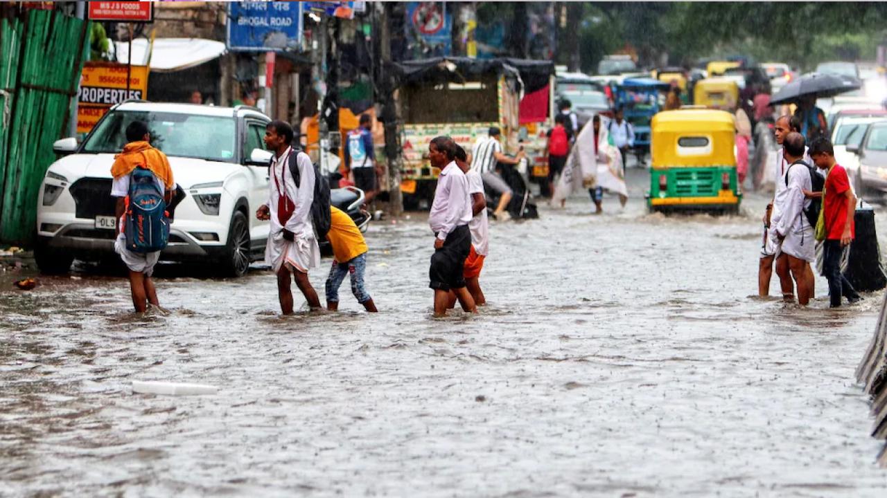 Aaj Ka Mausam: कई राज्यों में रेड अलर्ट जारी, मौसम ने किया बेहाल उत्तर भारत से दक्षिण तक बाढ़ का कहर