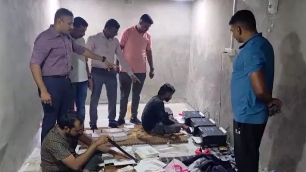 खेत में बनाया तहखाना, प्रिंटर से छाप रहे थे नकली नोट | छापे में बरामद हुए 40 लाख