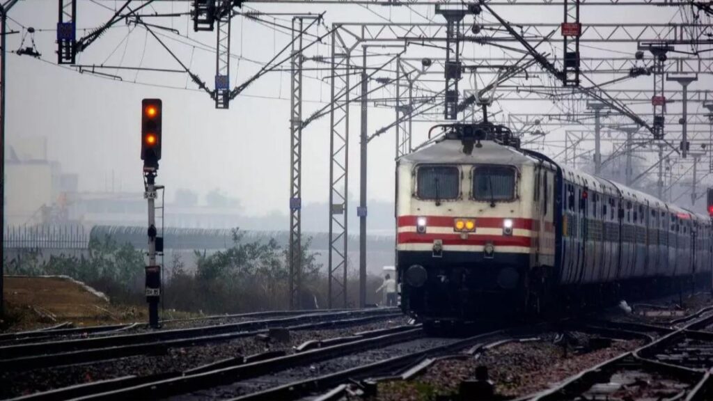 गोरखपुर से होकर गुजरेंगी पूजा स्पेशल ट्रेनें, त्योहारों में यात्रियों को राहत, जानें टाइमटेबल