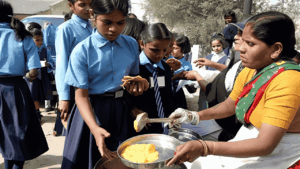 यूपी में रसोइयों का 'उत्पीड़न' खत्म! अब DM की इजाजत के बिना कोई नहीं छीन सकेगा नौकरी, बड़ा आदेश जारी