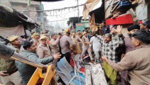 सड़क पर अवैध कब्जा करने वालों पर लगेगा गुंडा एक्ट, प्रशासन ने जारी किया अल्टीमेटम