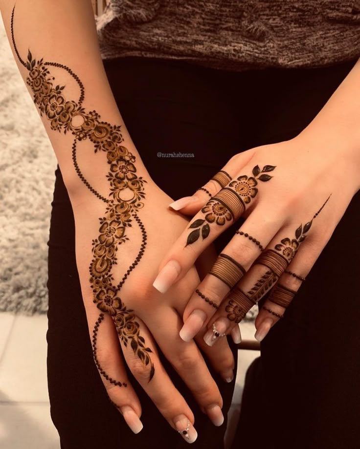 Minimalist Mehndi Designs
