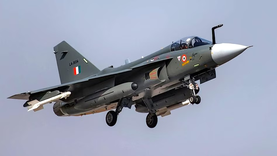 भारत में निर्मित तेजस लड़ाकू विमान